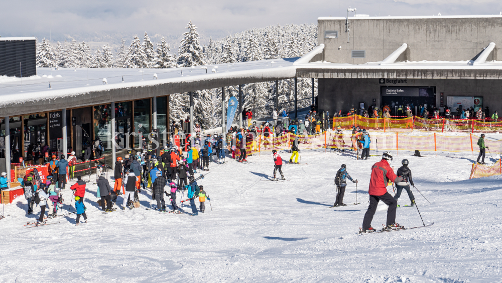 Skitag im harten Lockdown in Österreich by kristen-images.com