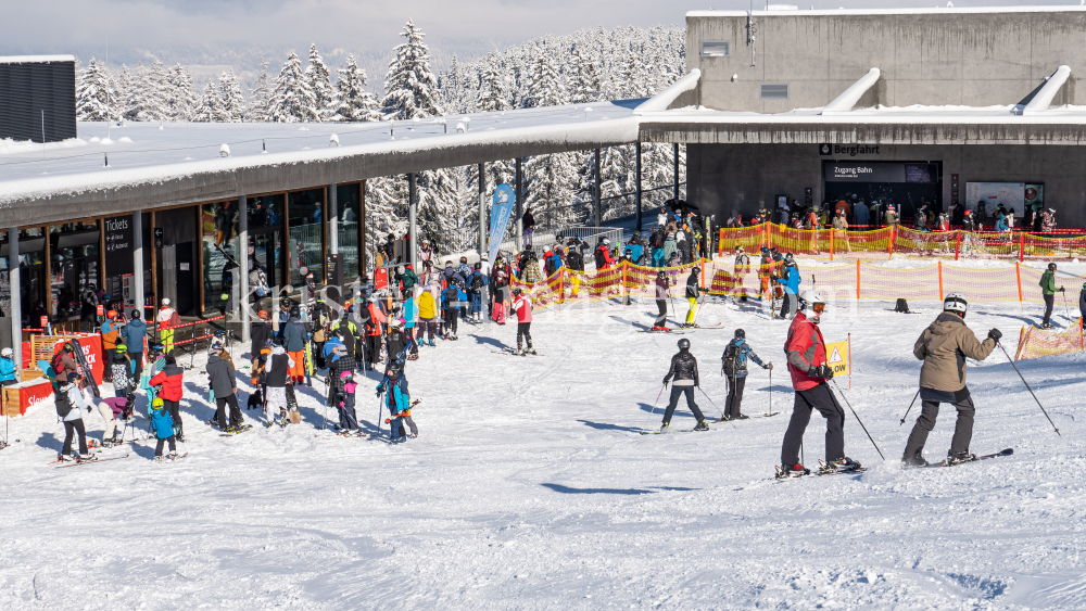 Skitag im harten Lockdown in Österreich by kristen-images.com