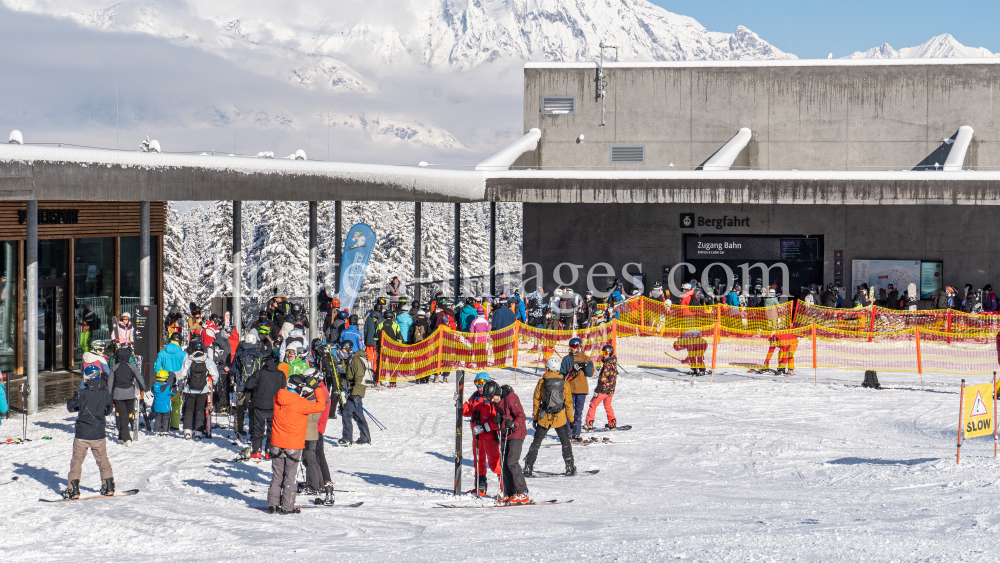 Skitag im harten Lockdown in Österreich by kristen-images.com