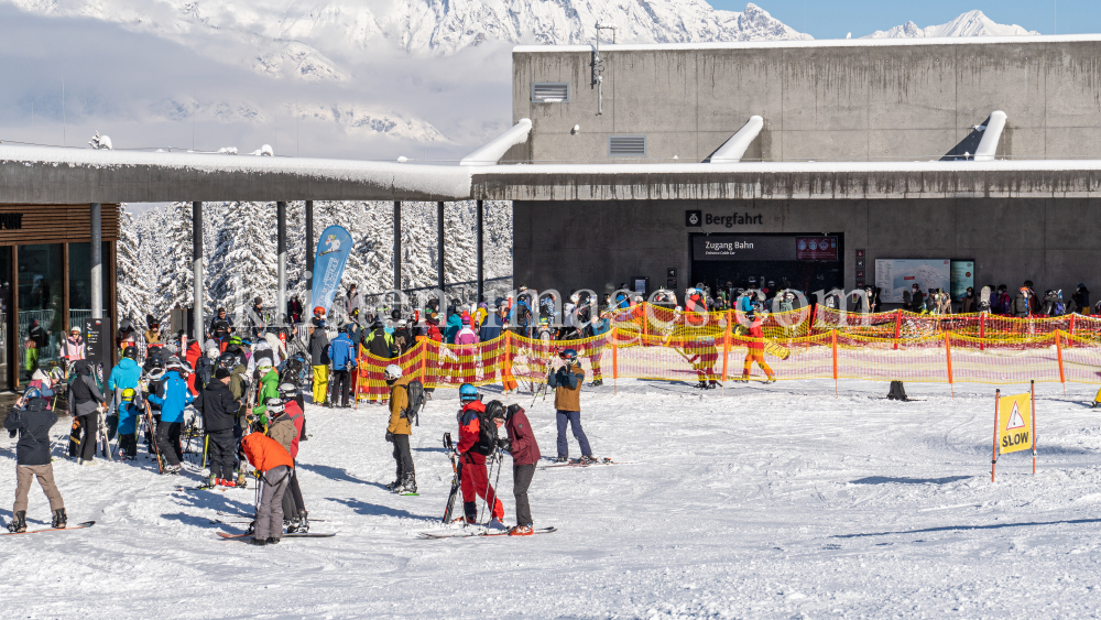 Skitag im harten Lockdown in Österreich by kristen-images.com