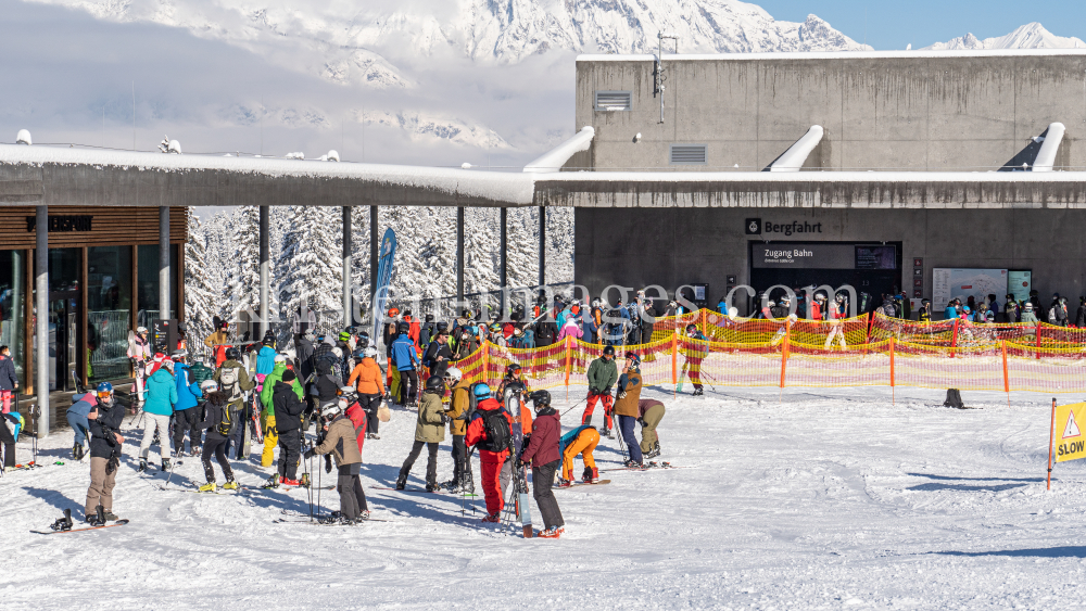 Skitag im harten Lockdown in Österreich by kristen-images.com