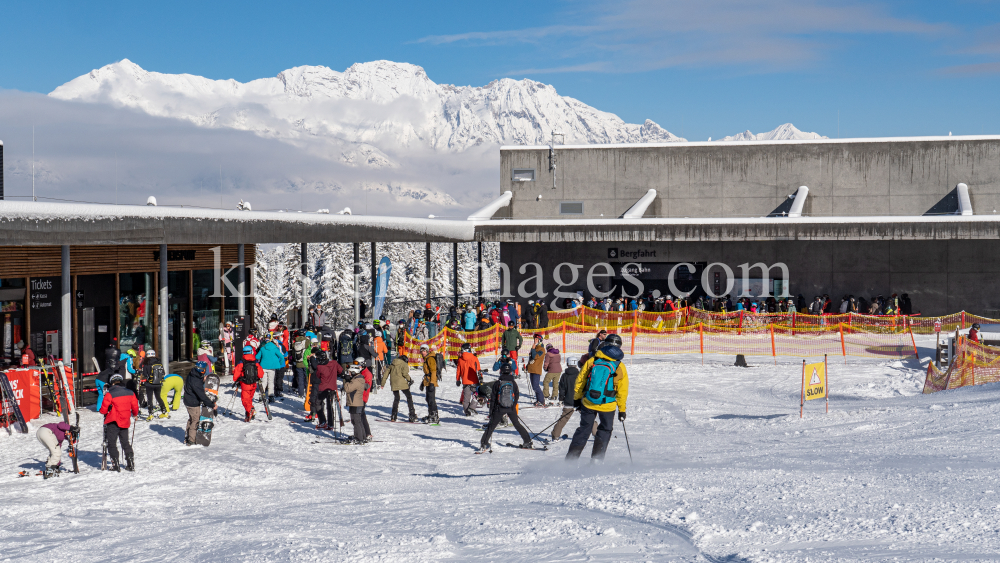 Skitag im harten Lockdown in Österreich by kristen-images.com