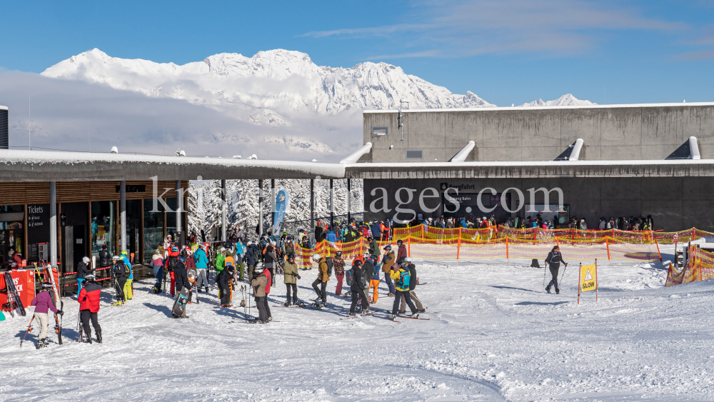 Skitag im harten Lockdown in Österreich by kristen-images.com