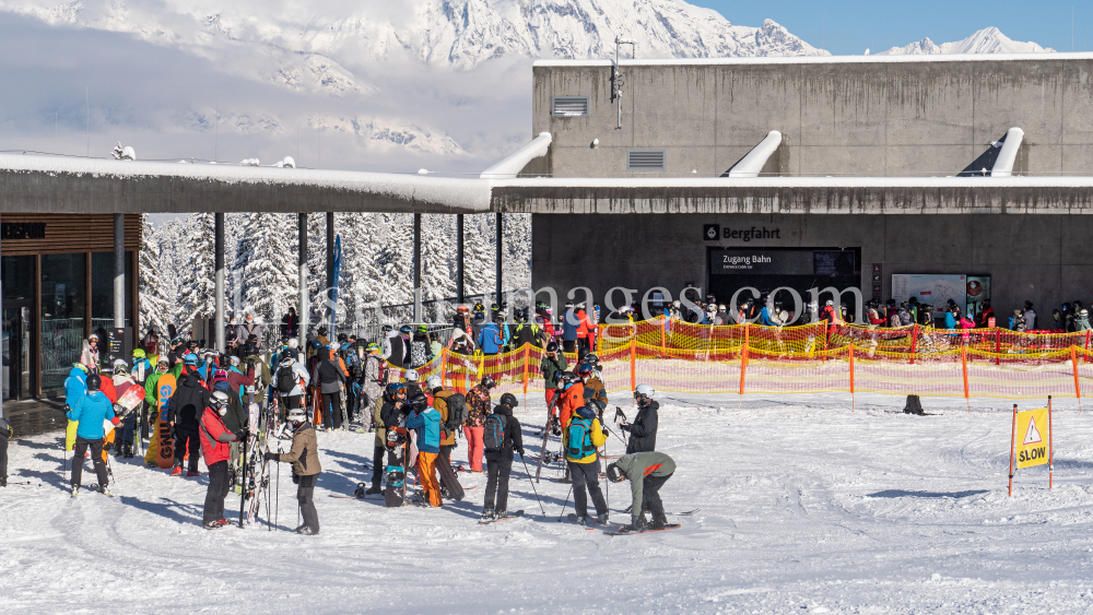 Skitag im harten Lockdown in Österreich by kristen-images.com