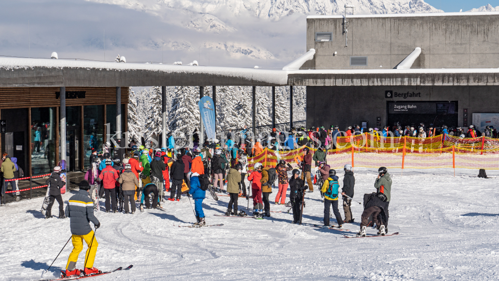 Skitag im harten Lockdown in Österreich by kristen-images.com