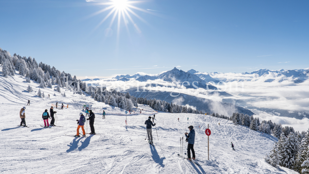 Skitag im harten Lockdown in Österreich by kristen-images.com
