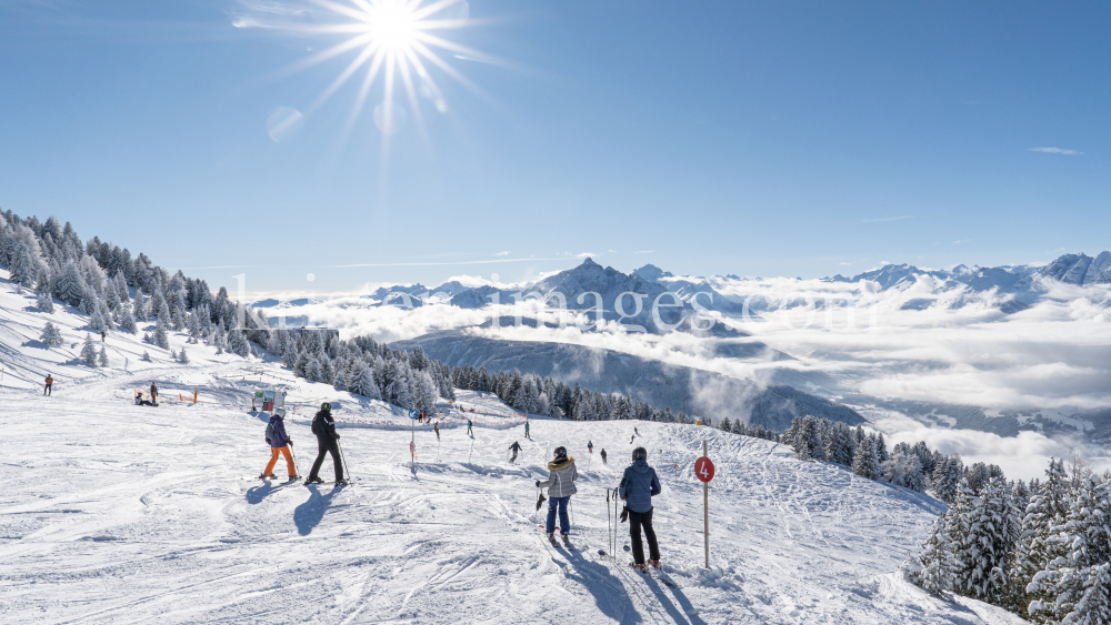 Skitag im harten Lockdown in Österreich by kristen-images.com