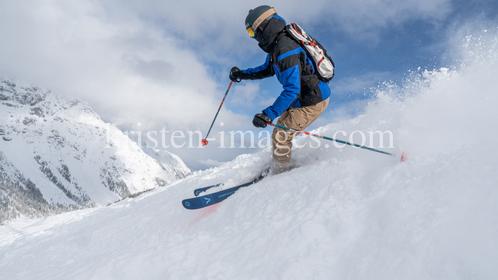 Tiefschneeskifahrer / Skizentrum Schlick 2000, Stubaital, Tirol, Austria by kristen-images.com