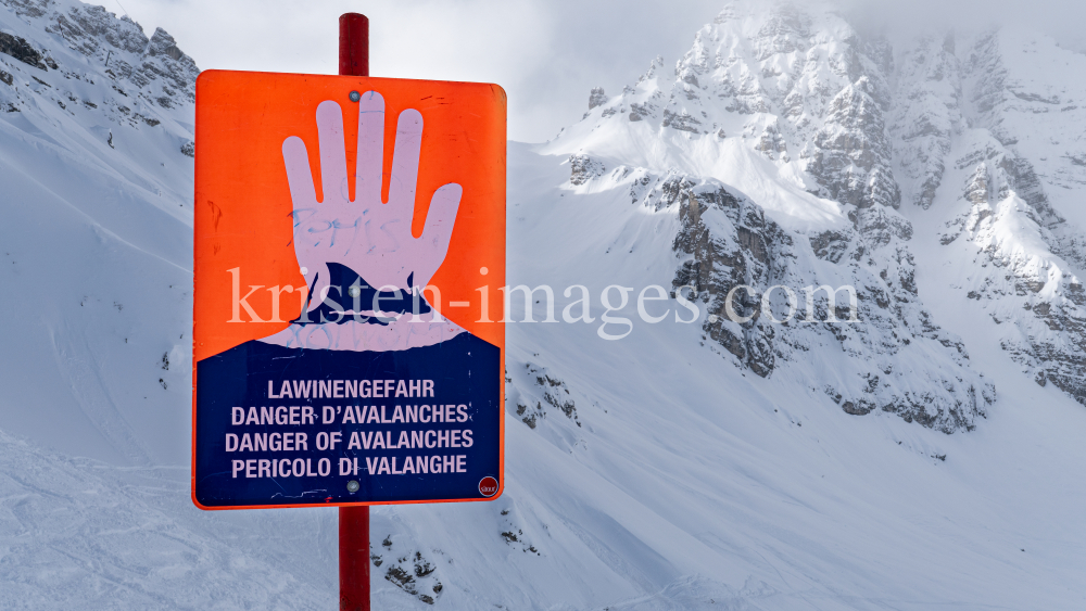 Warntafel: Stop Lawinengefahr / Skizentrum Schlick 2000, Stubaital, Tirol, Austria by kristen-images.com