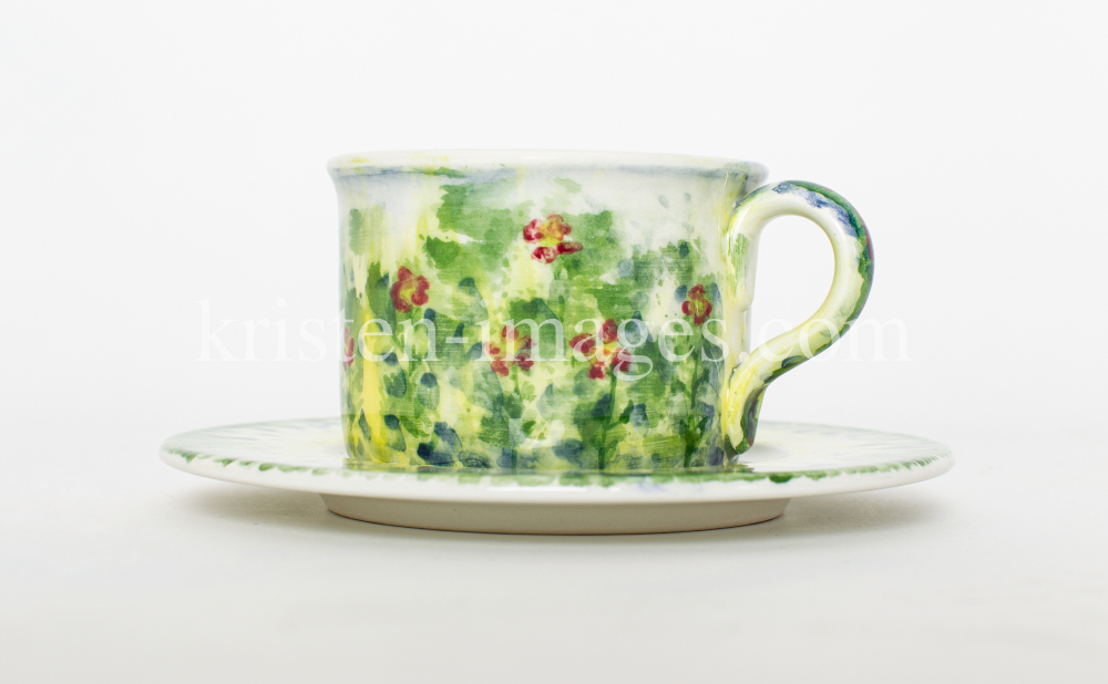 blumenbemalte Tasse mit Untertasse by kristen-images.com