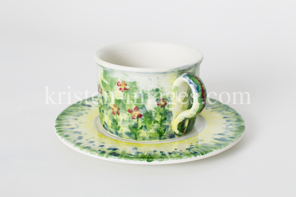 blumenbemalte Tasse mit Untertasse by kristen-images.com