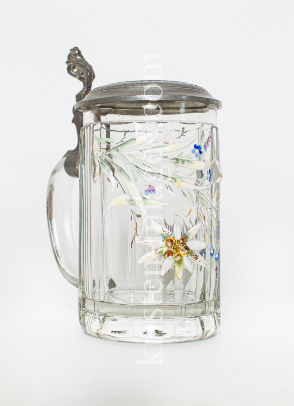 bemalter Bierkrug aus Glas mit Zinndeckel by kristen-images.com