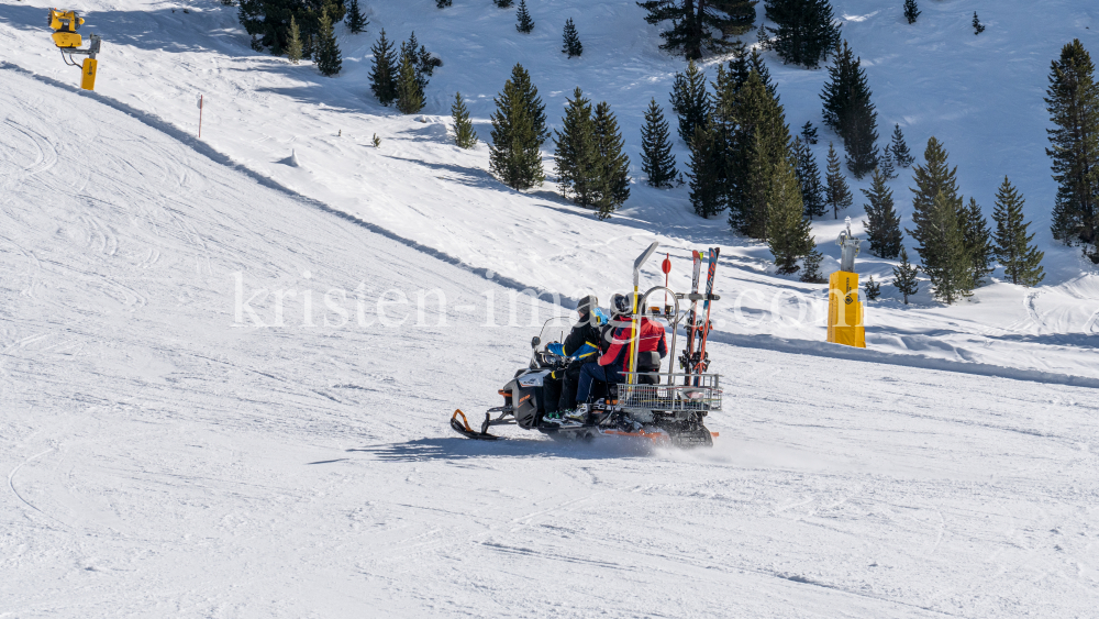 Skidoo, Snowmobil, Schneemobil by kristen-images.com