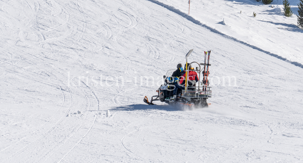 Skidoo, Snowmobil, Schneemobil by kristen-images.com