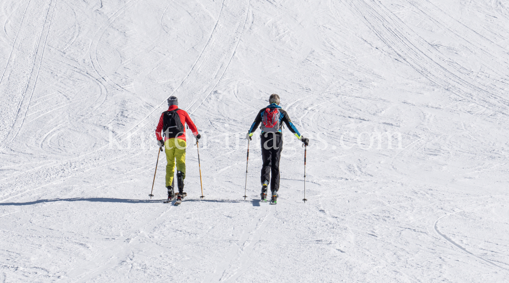 Skitourengeher auf der Skipiste by kristen-images.com