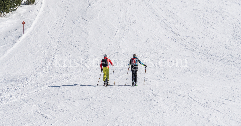 Skitourengeher auf der Skipiste by kristen-images.com