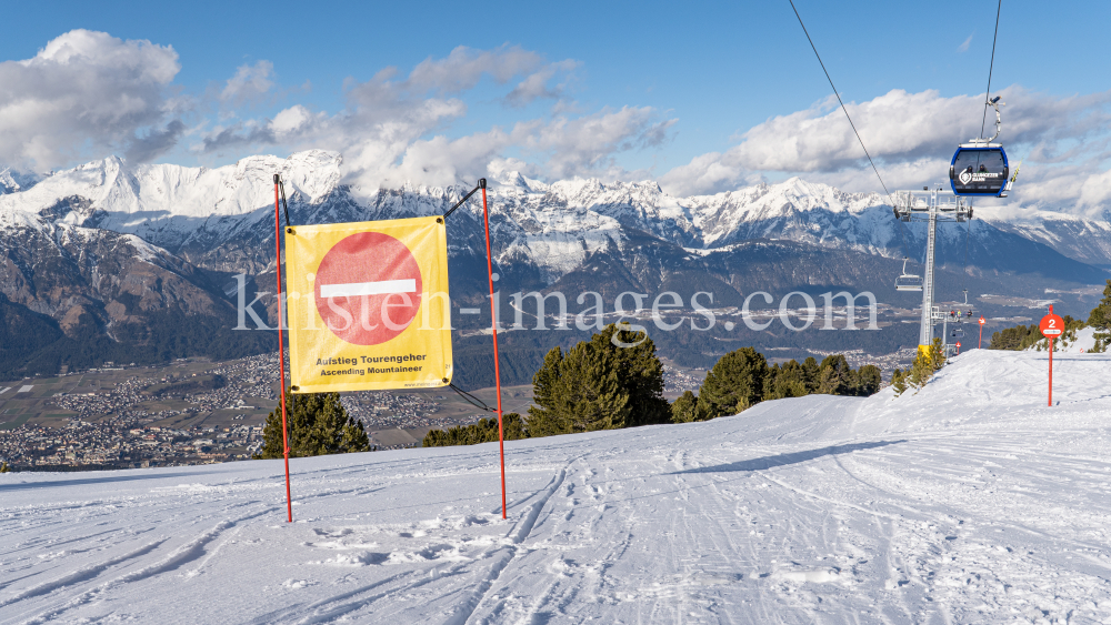  Hinweisschild: Aufstieg Tourengeher by kristen-images.com