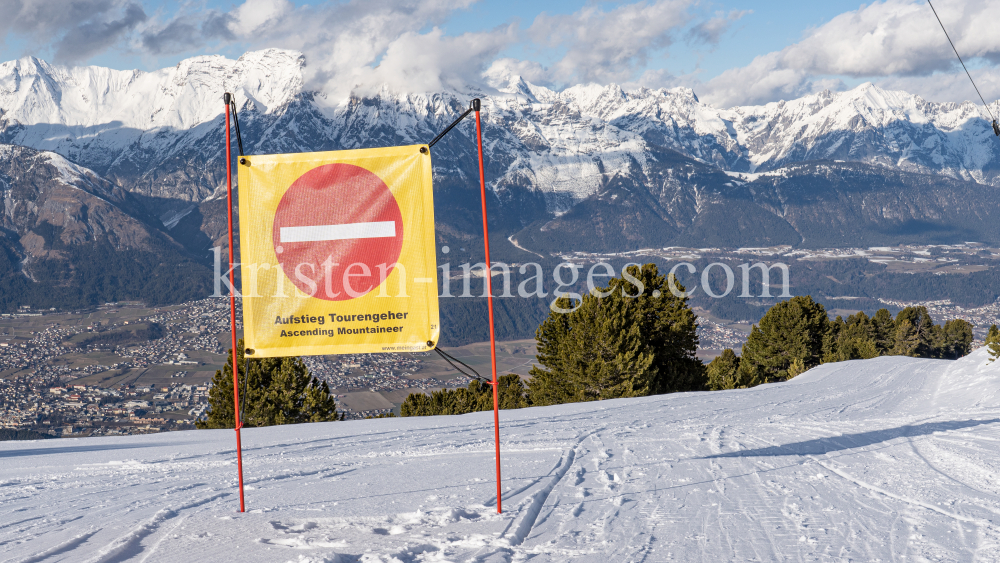  Hinweisschild: Aufstieg Tourengeher by kristen-images.com