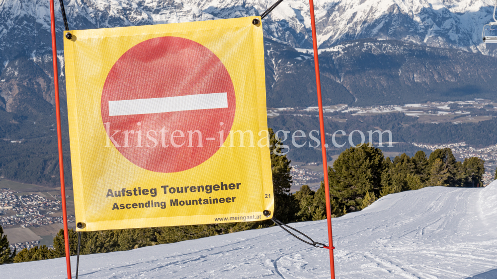  Hinweisschild: Aufstieg Tourengeher by kristen-images.com