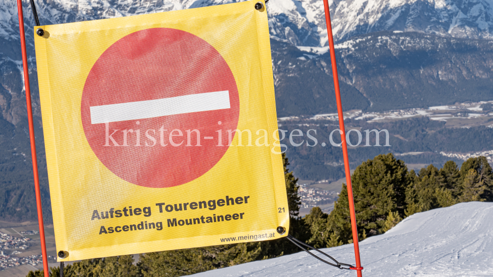  Hinweisschild: Aufstieg Tourengeher by kristen-images.com