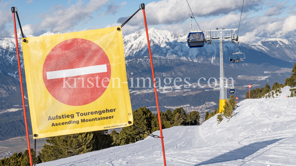  Hinweisschild: Aufstieg Tourengeher by kristen-images.com