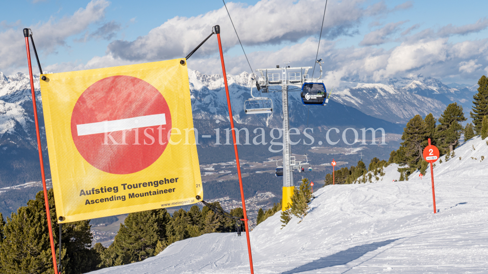  Hinweisschild: Aufstieg Tourengeher by kristen-images.com