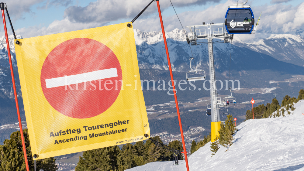  Hinweisschild: Aufstieg Tourengeher by kristen-images.com