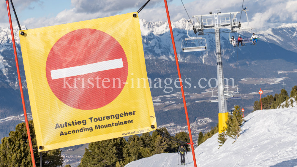  Hinweisschild: Aufstieg Tourengeher by kristen-images.com