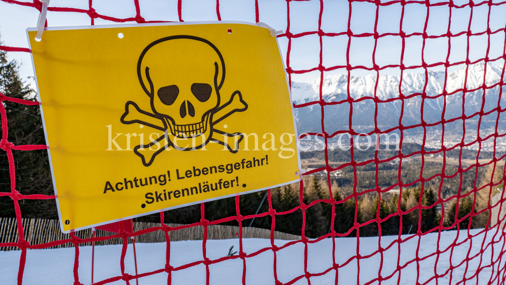 Absperrung am Pistenrand für den Kinofilm: Klammer / Patscherkofel, Tirol, Austria by kristen-images.com