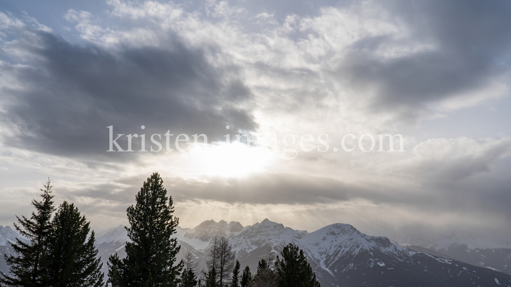 Wetterumschwung in den Bergen by kristen-images.com