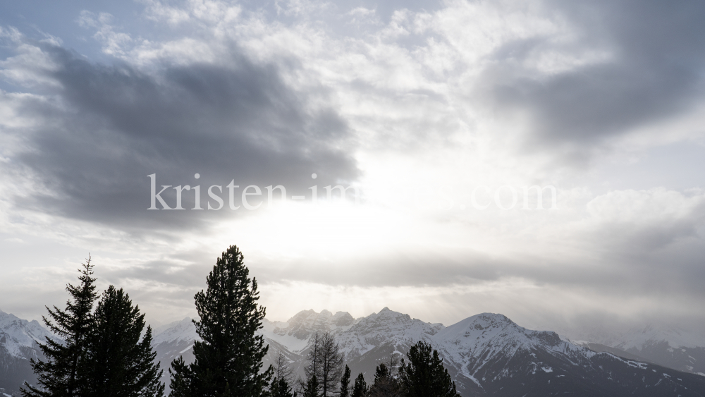 Wetterumschwung in den Bergen by kristen-images.com