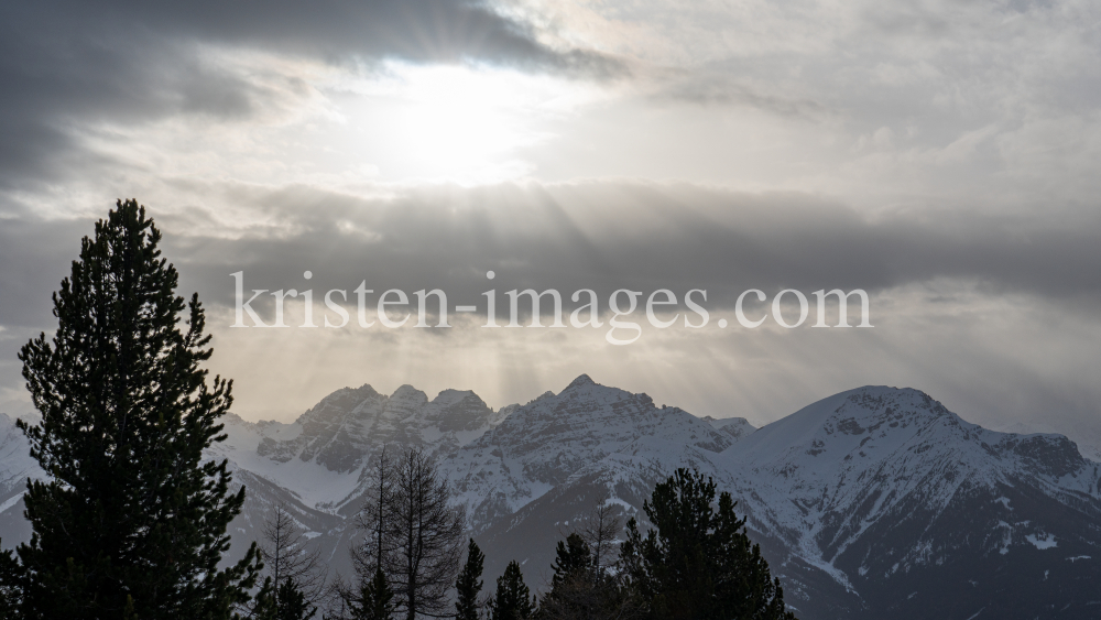 Wetterumschwung in den Bergen by kristen-images.com