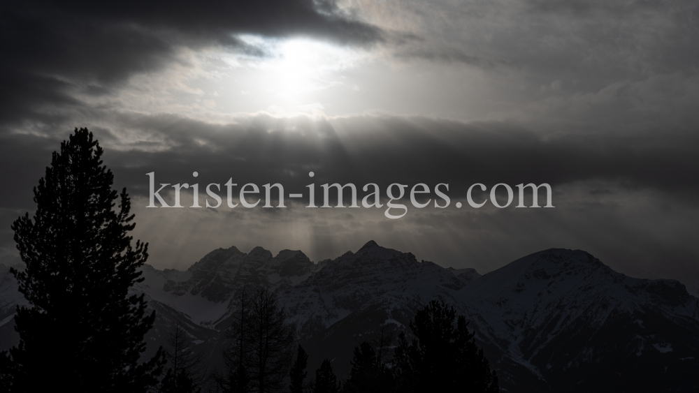 Wetterumschwung in den Bergen by kristen-images.com