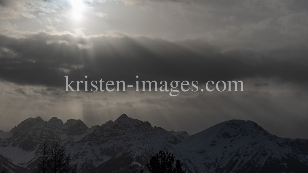 Wetterumschwung in den Bergen by kristen-images.com