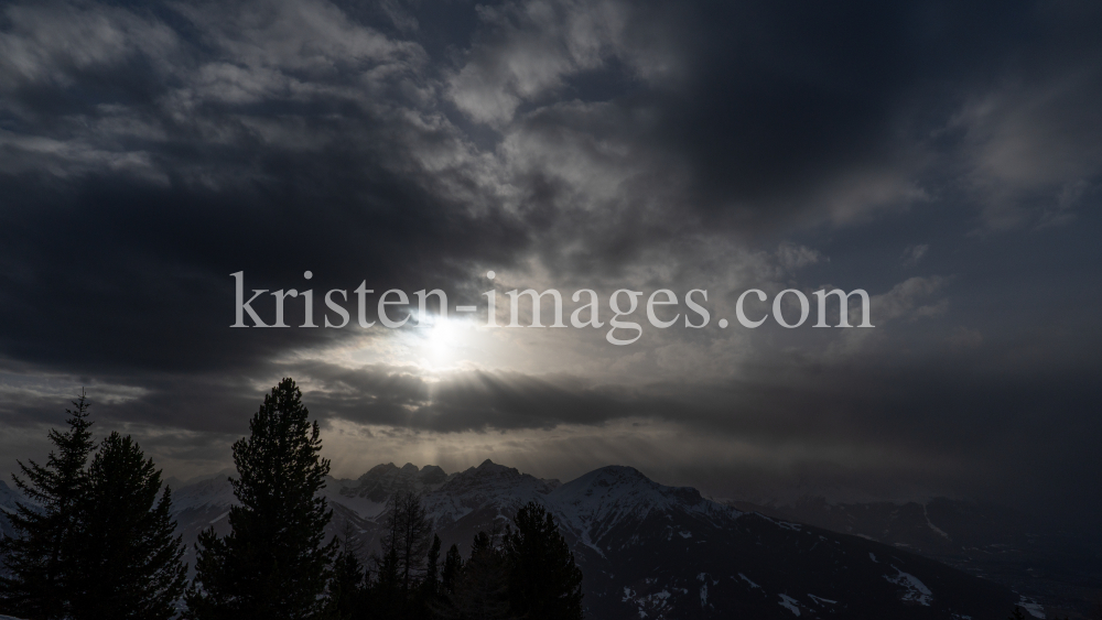 Wetterumschwung in den Bergen by kristen-images.com