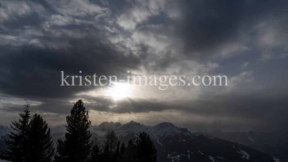 Wetterumschwung in den Bergen by kristen-images.com