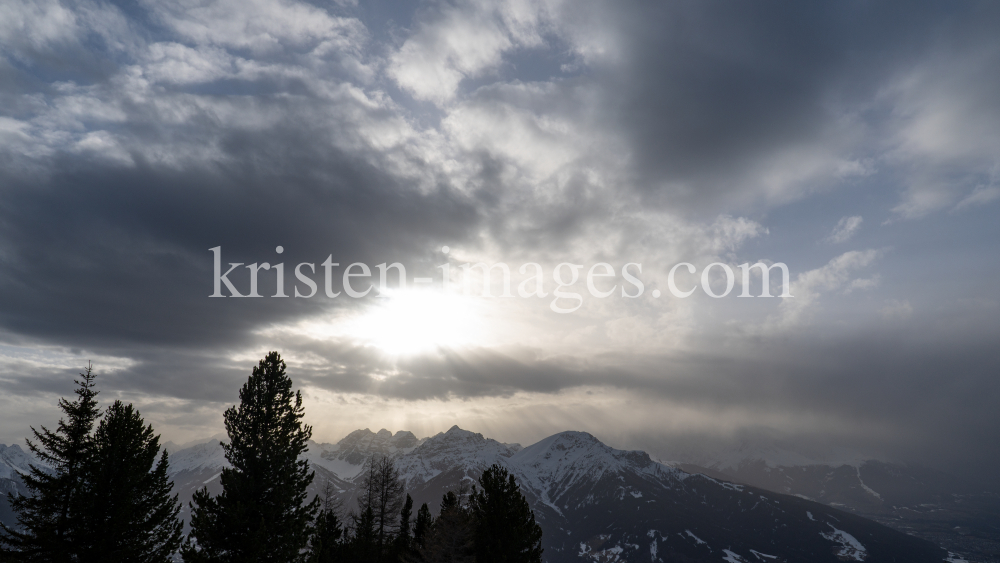 Wetterumschwung in den Bergen by kristen-images.com