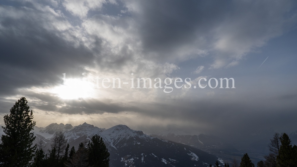 Wetterumschwung in den Bergen by kristen-images.com