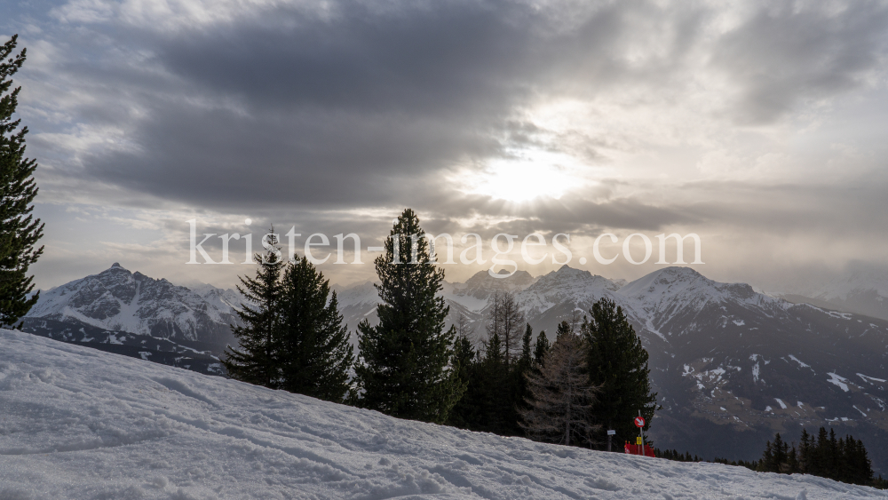 Wetterumschwung in den Bergen by kristen-images.com