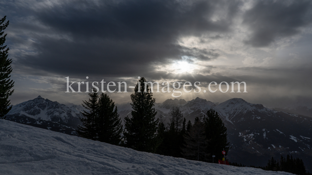 Wetterumschwung in den Bergen by kristen-images.com