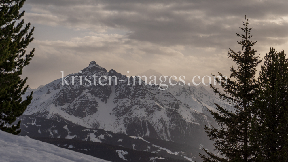 Wetterumschwung in den Bergen by kristen-images.com