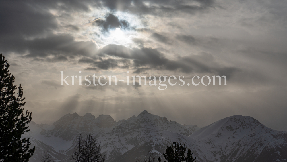 Wetterumschwung in den Bergen by kristen-images.com