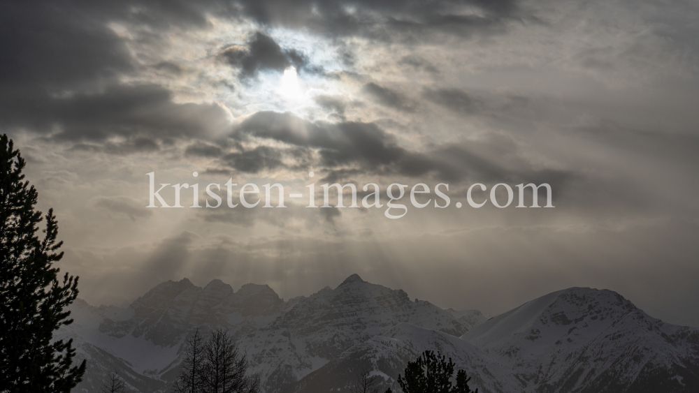 Wetterumschwung in den Bergen by kristen-images.com