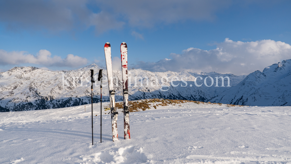 Ski und Skistöcke stecken im Schnee  by kristen-images.com