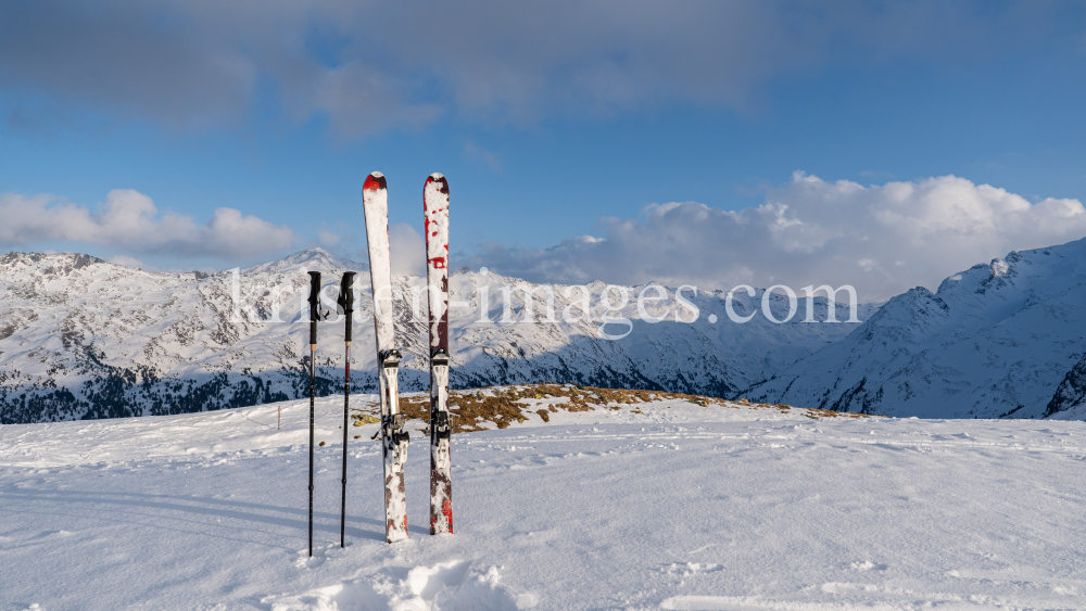 Ski und Skistöcke stecken im Schnee  by kristen-images.com