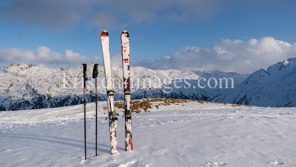 Ski und Skistöcke stecken im Schnee  by kristen-images.com