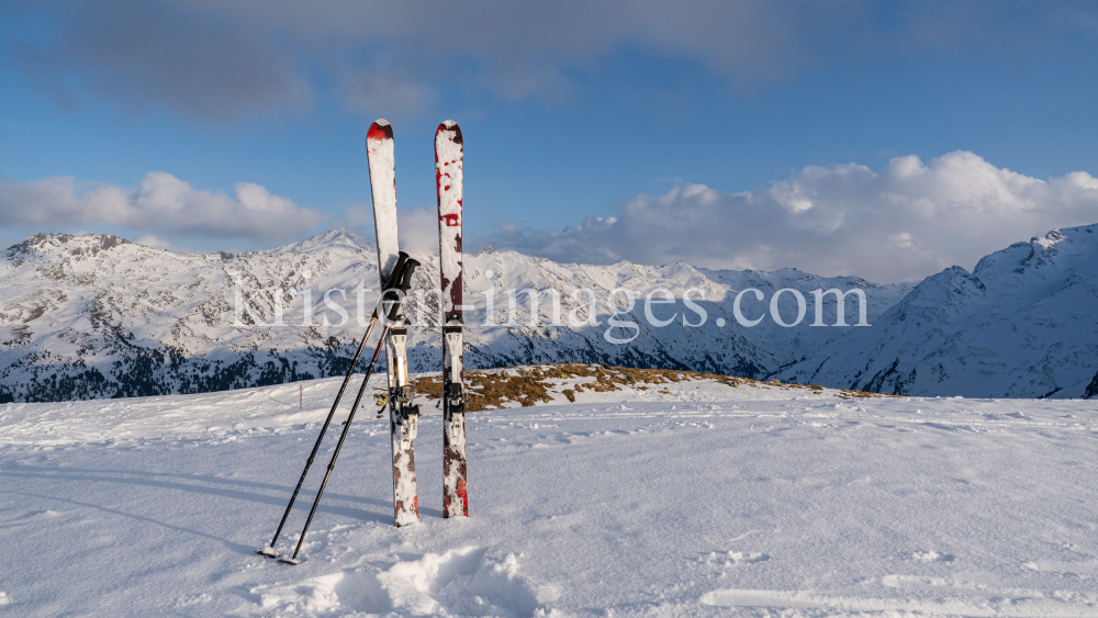 Ski und Skistöcke stecken im Schnee  by kristen-images.com