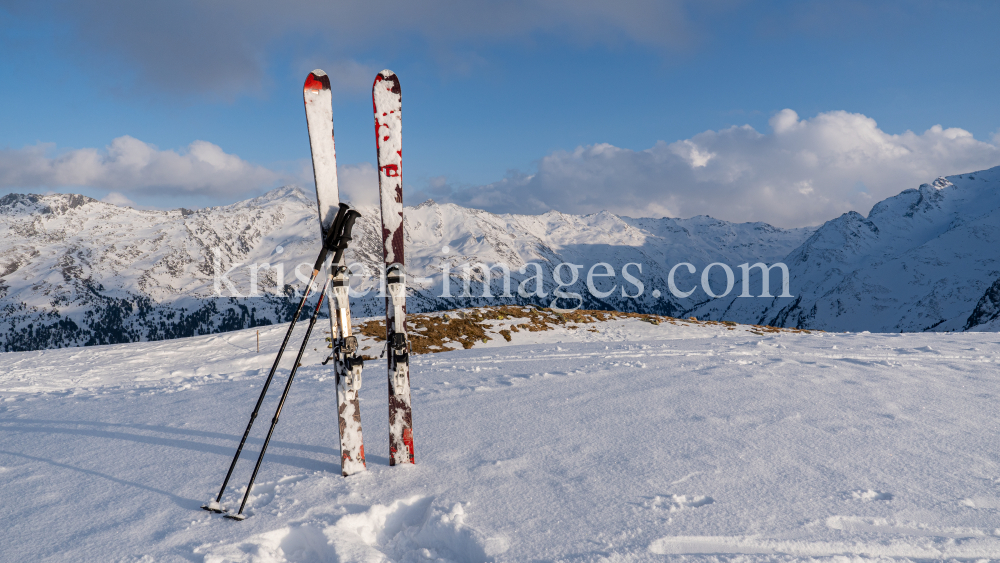 Ski und Skistöcke stecken im Schnee  by kristen-images.com