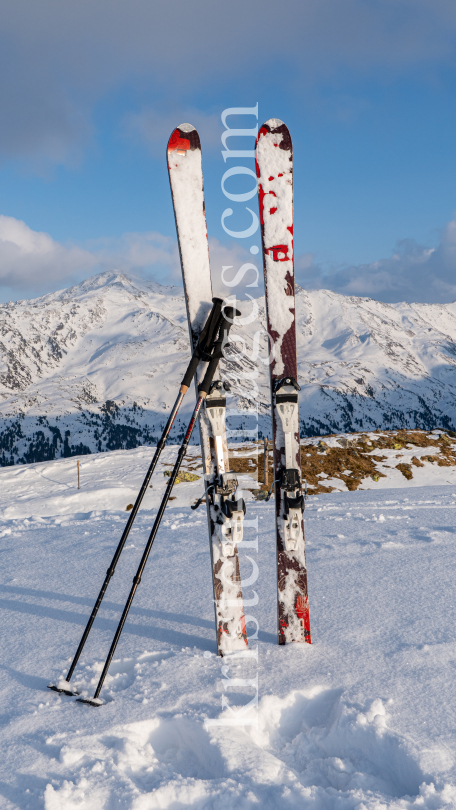 Ski und Skistöcke stecken im Schnee  by kristen-images.com