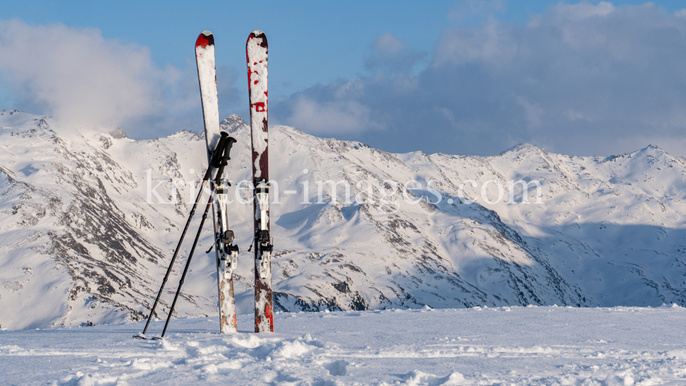 Ski und Skistöcke stecken im Schnee  by kristen-images.com